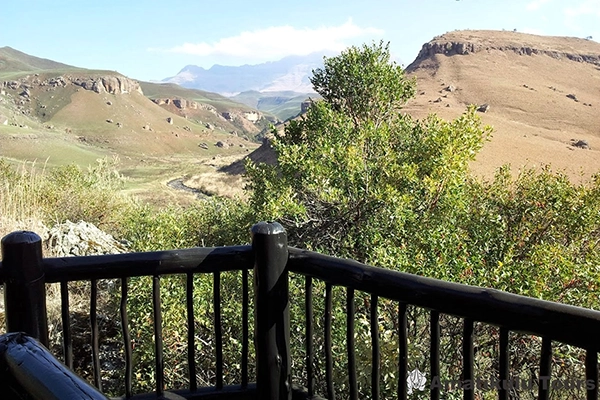 Mountain peaks and rolling hills at Giant’s Castle in the Central Drakensberg, South Africa